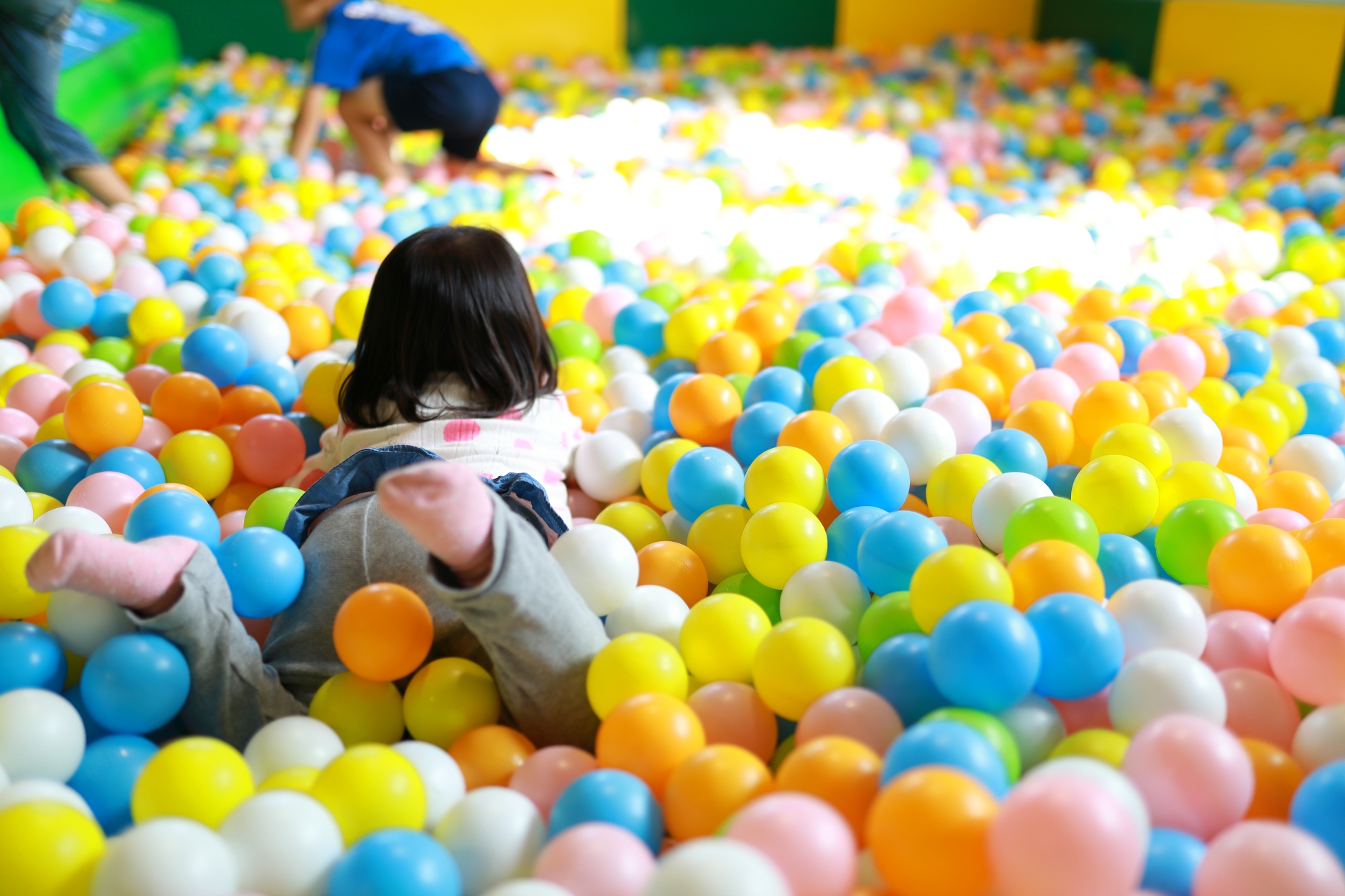 ボールプールで遊ぶ子供