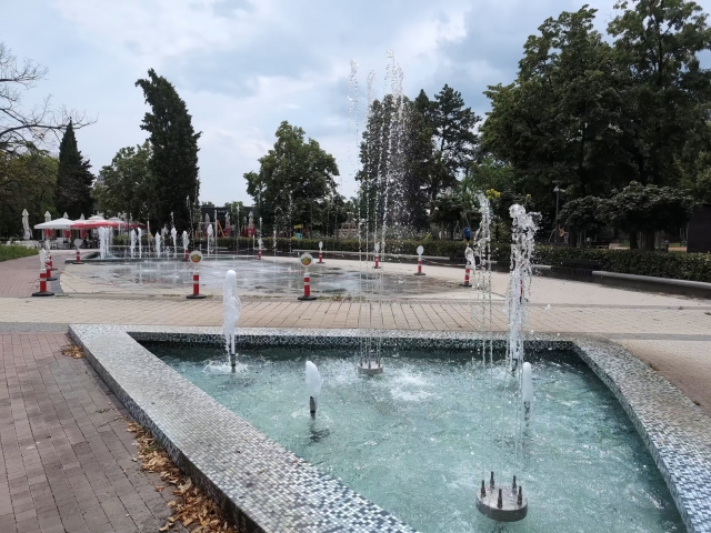 公園の噴水広場イメージ