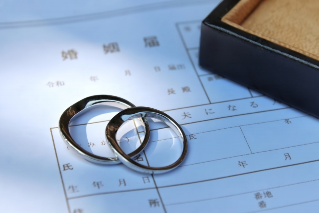 婚姻届けと結婚指輪