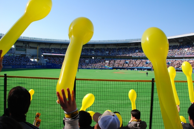 野球応援で風船を飛ばす人々