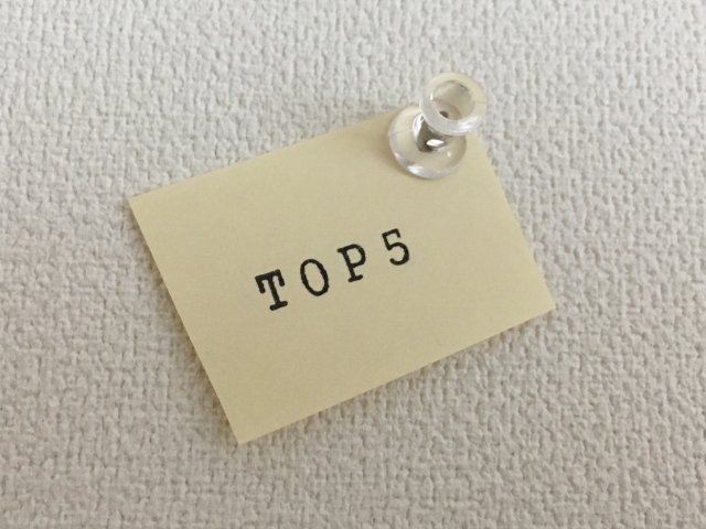 TOP5と書かれた紙が画鋲で壁に止められている