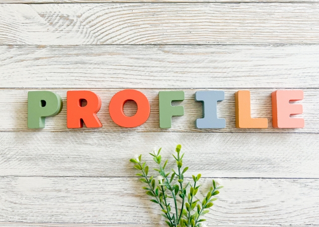 壁に貼られたprofileのタイル文字
