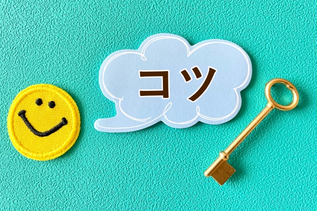 コツと書かれた吹き出しが出ているにこちゃんマークと鍵