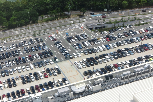 大型駐車場にたくさんの車が混雑している