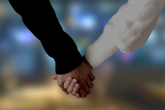 手をつないでいる男女