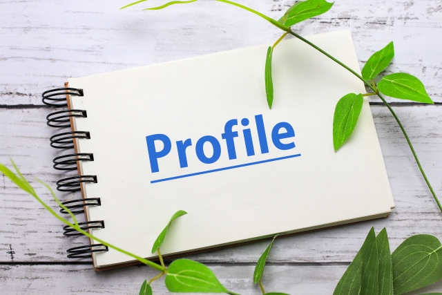 スケッチブックに書かれたprofileの文字