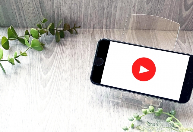 スマホ画面に動画の再生ボタン