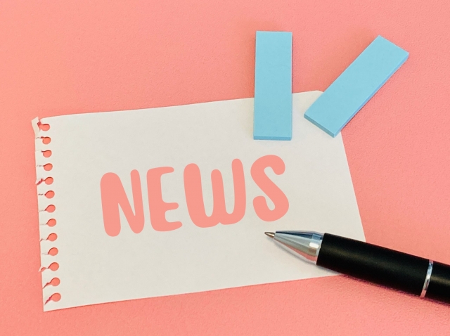 newsと書かれた紙と付箋とペン
