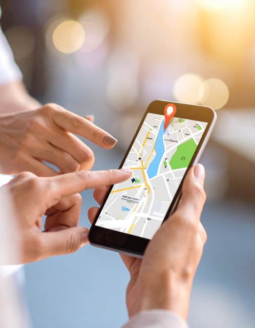 スマホの地図を見る２人