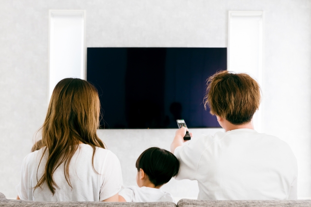 家族3人ででテレビを見ようとしている