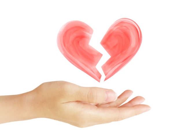 手の上に割れたハートが乗っている
