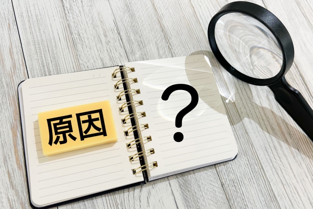 ノートにハテナマークと原因の文字がある横に虫めがね