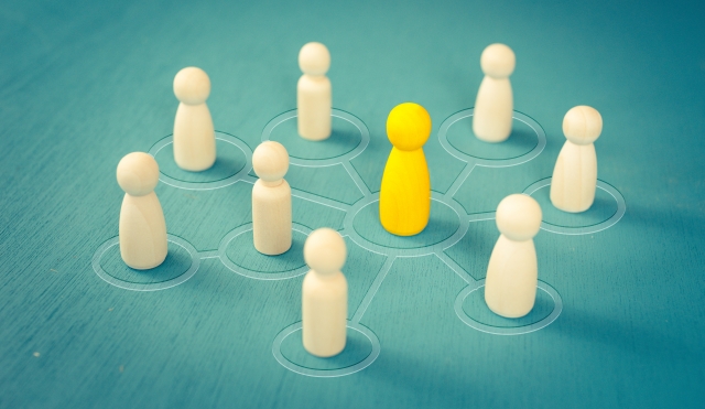 キーマンの周りに人がたくさんいて関係性を表している図