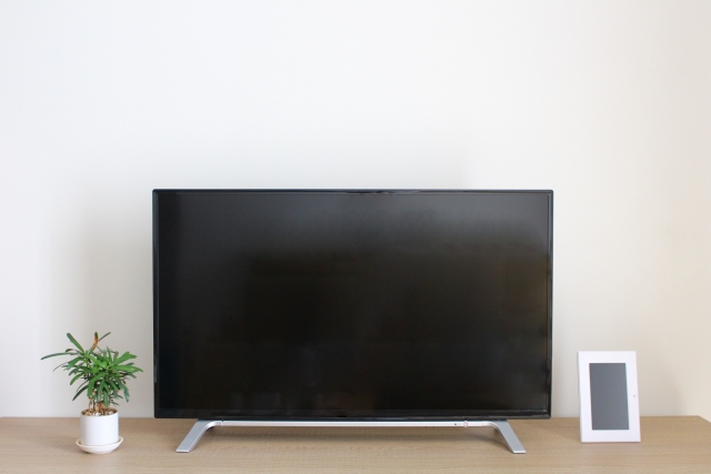 机の上にテレビが乗っている