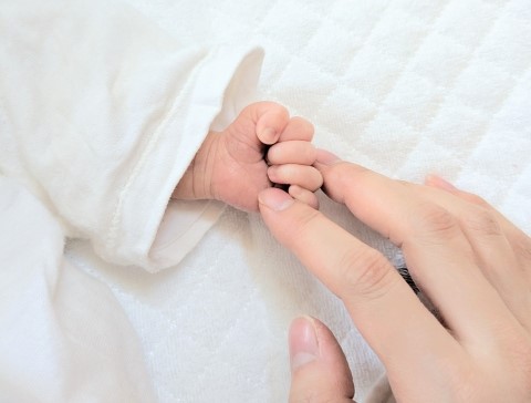 産まれたての赤ちゃんとママの手