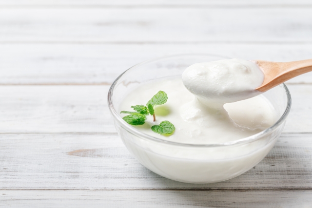 スプーンで持ち上げたヨーグルト