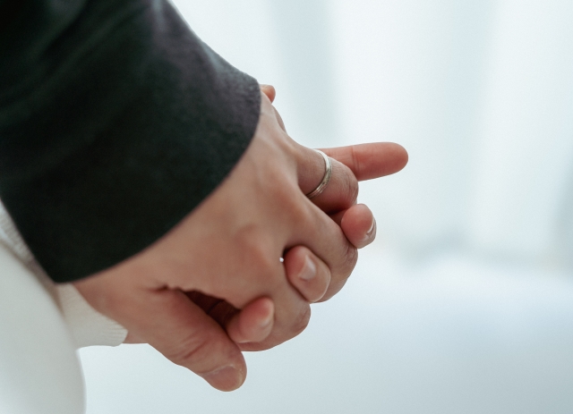 恋人つなぎをしている手