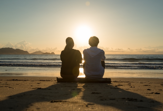 海辺のカップルの後ろ姿