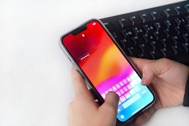 スマホでSNSを見ようとしている